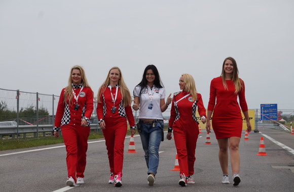 „Racing Ladies“ merginos susirungė „Dunlop“ slalomo trasoje