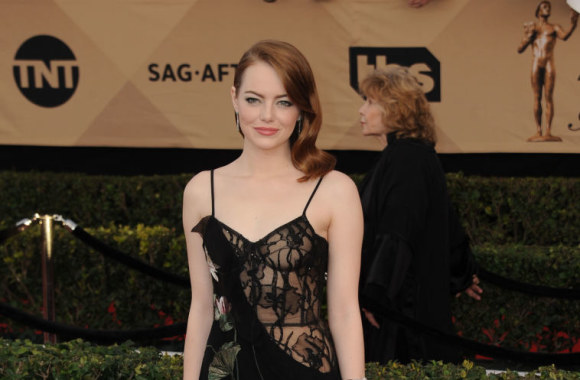 Emma Stone vilki „Alexander McQueen“ suknelę