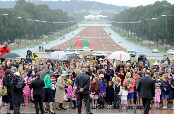 Daugybė vaikų pasitiko karalienę Elizabeth II išėjusią iš memorialinio Australijos karo muziejaus