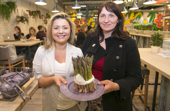 Beata Nicholson ir Genutė Sakalauskienė