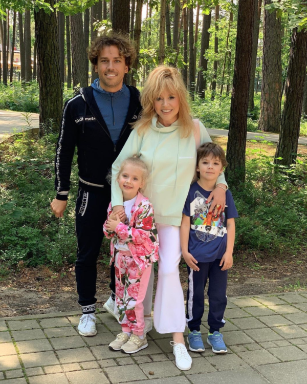 Ala Pugačiova ir Maksimas Galkinas su vaikais / „Instagram“ nuotr.