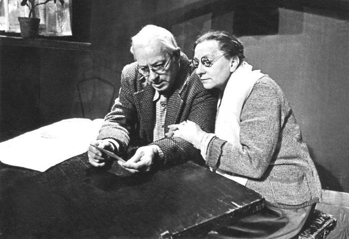 Vytautas Eidukaitis (Motiejus) ir Regina Varnaitė (Antosė) spektaklyje „Visada tas pats“, 1984 / V.Žirgulio MELC arch. nuotr.