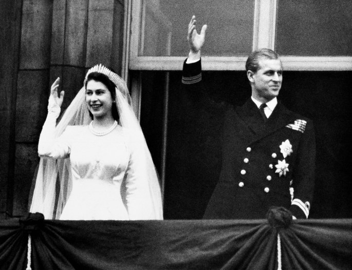 Karalienė Elizabeth II ir princas Philipas 1947 m. lapkričio 20-ąją, per vestuves / Scanpix nuotr.