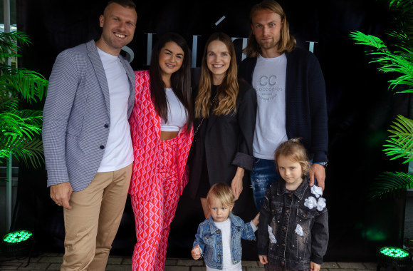 Simona ir Mindaugas Lipniai bei Rūta Mackevičiūtė ir Eduardas Fedotovas su dukromis / Asmeninio albumo nuotr.