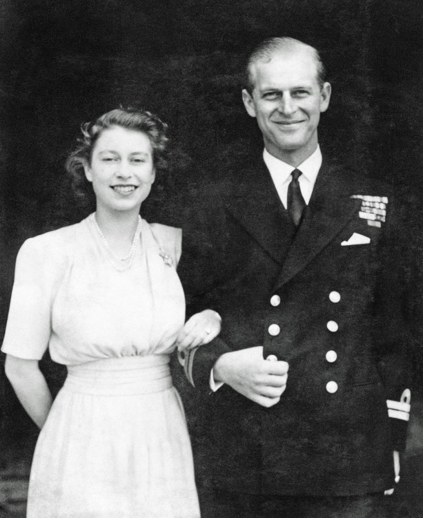 Karalienė Elizabeth II ir princas Philipas 1947 m. liepą, ką tik susižadėję / Scanpix nuotr.