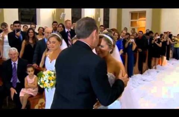 VIDEO kadras: Identical triplets marry on the same day at the same time