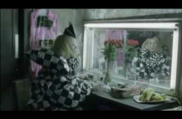 VIDEO kadras: Roisin Murphy - \"Overpowered\"