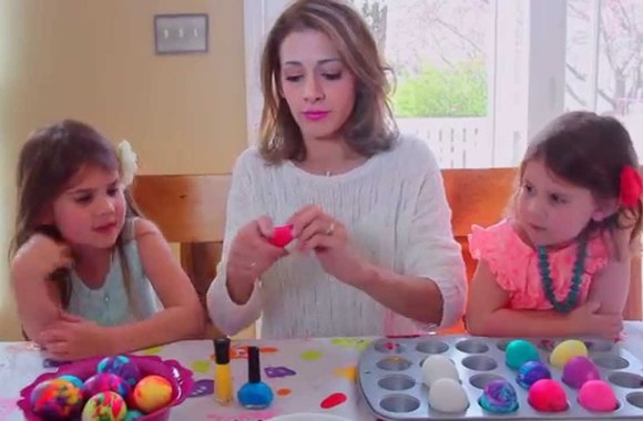 VIDEO kadras: Kiaušinių dažymas naudojant vandenį ir nagų laką