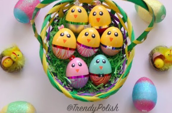 VIDEO kadras: Kiaušinių dažymas naudojant vandenį ir nagų laką