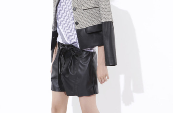 1. Juodos, baltos ir pilkos žaidimą pagyvins spalvoti batai. Dizainerio Derek Lam linijos „10 Crosby“ kolekcija.