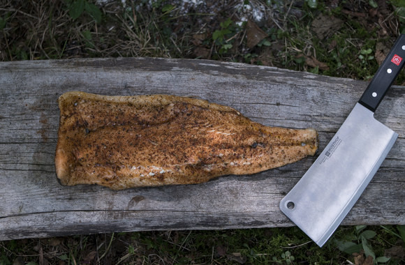 Vylius BLAUZDAVIČIUS ant laužo paruošė lašišą 