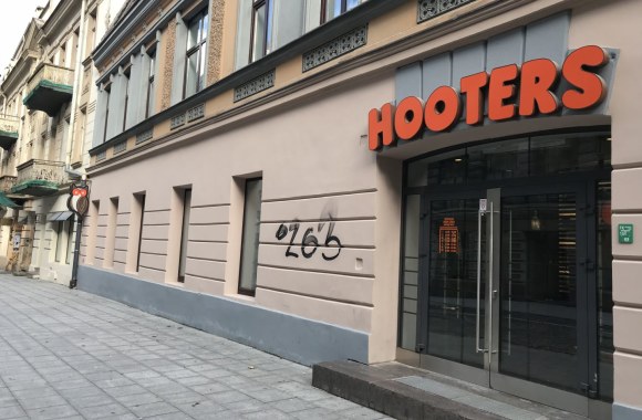 Tinklaraštininkės pietūs „Hooters“