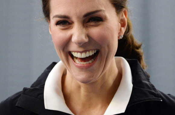 Besilaukianti Kembridžo hercogienė Catherine su vaikais žaidė tenisą