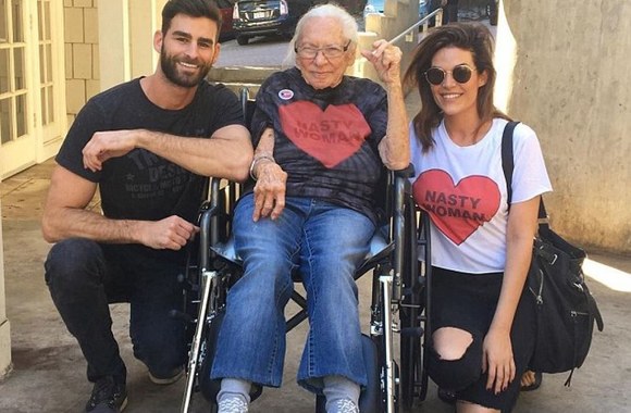 Chrisas Salvatore pakvietė senutę kaimynę gyventi kartu