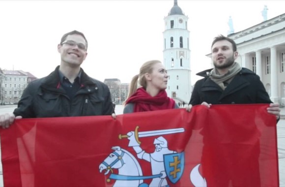 VIDEO kadras: Monikos Linkytės ir Vaido Baumilos linkėjimai emigrantams