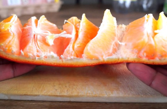 VIDEO kadras: Kaip nulupti apelsiną