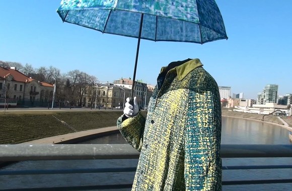 VIDEO kadras: Į Vilnių atvykę „Cirque du Soleil“ artistai stebino praeivius