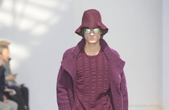 „Issey Miyake“ 2016 m. rudens-žiemos kolekcijos modelis