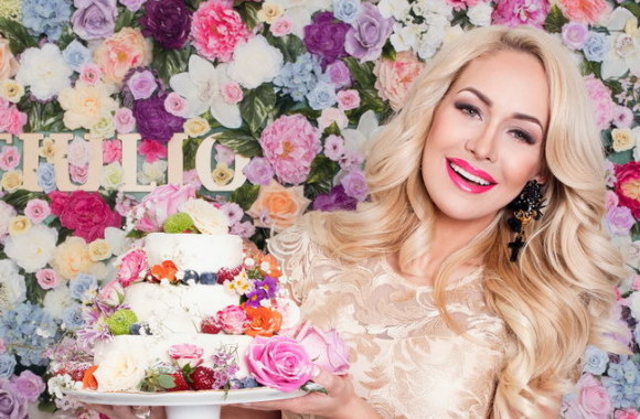 Oksana Pikul-Jasaitienė demonstruoja dizainerės Viktorijos Jakučinskaitės sukneles