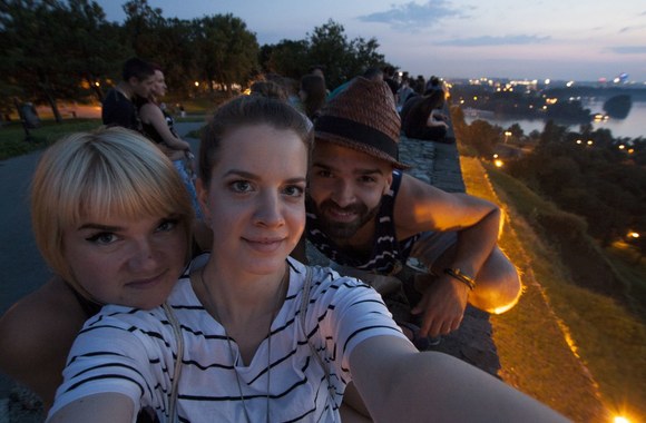 Aušra Tomkutė, fotografė Maja Zmaja ir Šarūnas Kirdeikis