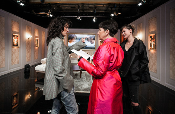 Drabužių dizaineris Vaidas Macas televizijos moteris, tarp jų - ir Bernadetą Lukošiūtę,  pakvietė demonstruoti jo kurtų drabužių