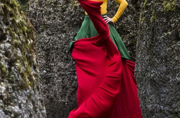 Mildos Bordeaux trispalvė suknelė. Fotografuota – Magdalenos Abakanovič  „Neatpažinto augimo erdvė“ Europos parke. 