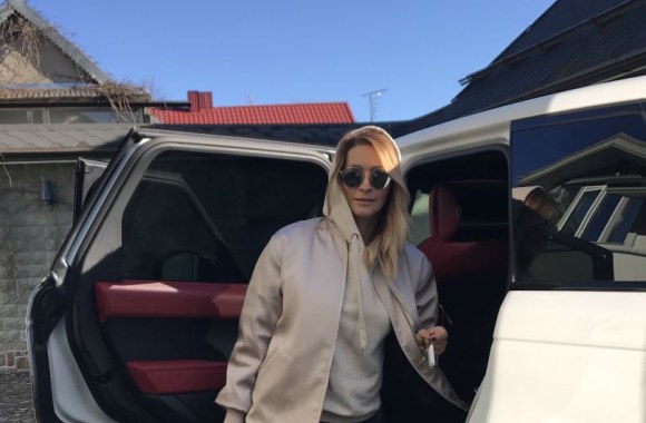 Daina Bosas kelionei lėktuvu rengiasi ir stilingai, ir patogiai