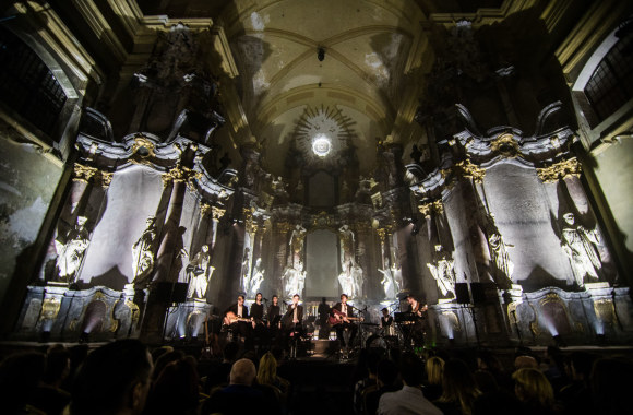 „Colours of Bubbles“ koncerto akimirka