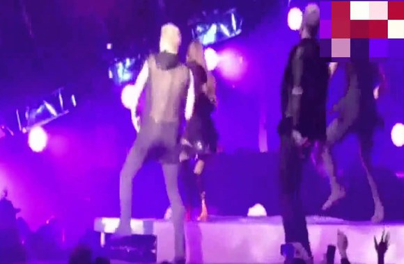 VIDEO kadras: Ariana Grande does a Madonna and FALLS OVER on stage during live performance