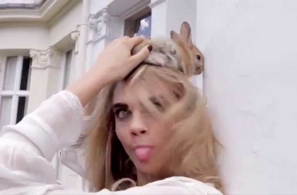 VIDEO kadras: Cara Delevingne su savo triušyte