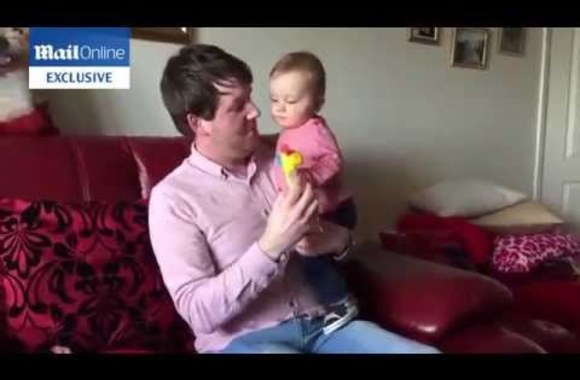 VIDEO kadras: Kyle Casson plays at home with his young son, Miles