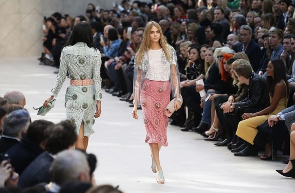 Cara Delevingne „Burberry“ kolekcijos pristatyme