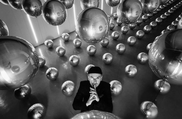 Žinomi Lietuvos žmonės nepraleido progos tamsoje įsiamžinti tarp metalinio atspalvio balionų/Organizatorių nuotr.