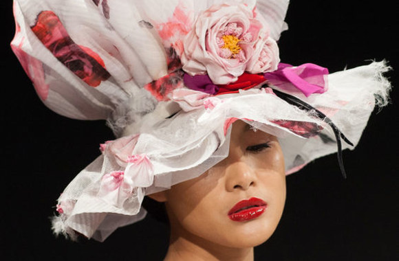 Anya Callendo skrybėlių kolekcijos pristatymas