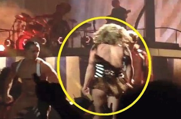 VIDEO kadras: VIDEO: Britney Spears Suffers Huge Wardrobe MALFUNCTION During Show in Las Vegas
