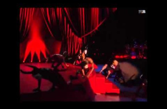 VIDEO kadras: Madonna falls down @ BRIT Awards 2015