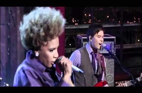 VIDEO kadras: Macy Gray sings Creep on David Letterman (May 8, 2012)