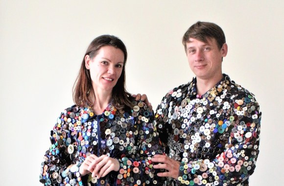 Prie kūrybos ženkliai prisidėję Vilniaus S. Nėries gimnazijos technologijų mokytojai Rita Graževičienė ir Donatas Kriukas/ Lilijos Valatkienės paroda „Saga apie Lietuvą“/ Autorės nuotr.