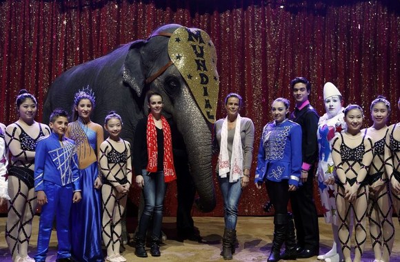 Monako princesė Stephanie (dešinėje prie dramblio) ir jos dukra Pauline Ducruet