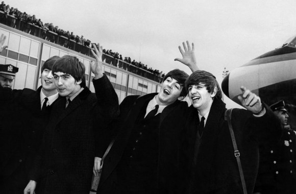 Iš kairės: Johnas Lennonas, Ringo Starr, Paulas McCartney ir George'as Harrisonas (1964 m.)