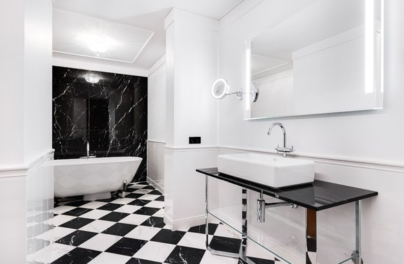 Villeroy&Boch Antheus kolekcijos baldas su praustuvu bei šios kolekcijos laisvai pastatoma vonia