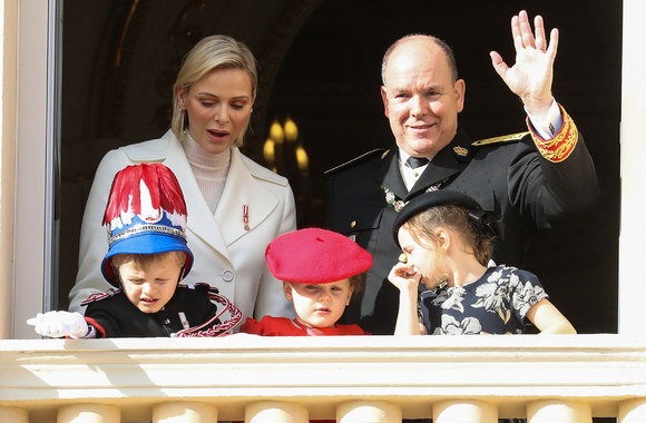 Monako princas Albertas II su žmona Charlene ir mažieji dvyniai: Gabriella bei Jacques / „Scanpix“ nuotr.