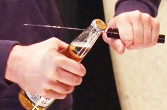 VIDEO kadras: Kaip be atidarytuvo atidaryti alaus butelį