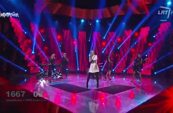 VIDEO kadras: Atlikėja Mia ir grupė „Night Life“ atliko savo mėgstamiausią dainą „Dangerous“ (S.O.S.)