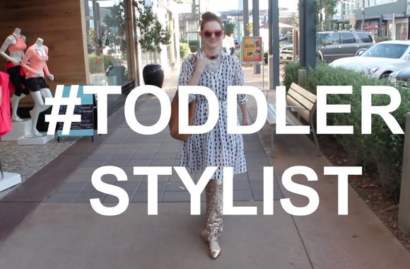 VIDEO kadras: Berniukas išrinko drabužius mamai