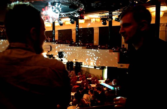 VIDEO kadras: Per komikų pasirodymus P. Ambrazevičius žaidžia telefonu