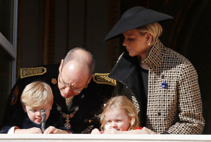 Monako princas Albertas II su žmona Charlene ir mažieji dvyniai: Gabriella bei Jacques / „Scanpix“ nuotr.