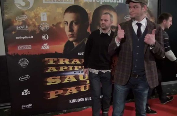 VIDEO kadras: Filmo „Traukinio apiplėšimas, kurį įvykdė Saulius ir Paulius“ premjeros svečiai