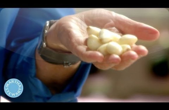 VIDEO kadras: Marthos Stewart greitas česnako nulupimo būdas