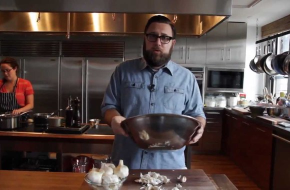 VIDEO kadras: Staigus ir greitas būdas nulupti česnaką